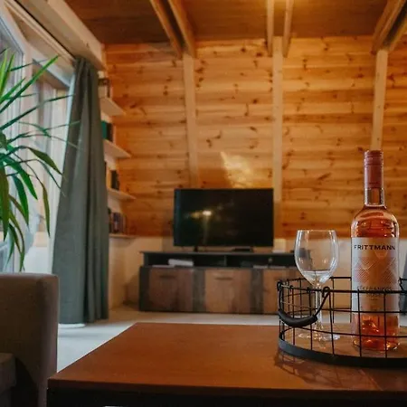Nyaktekercs Wood Cabin - Hot Tub בית נופש